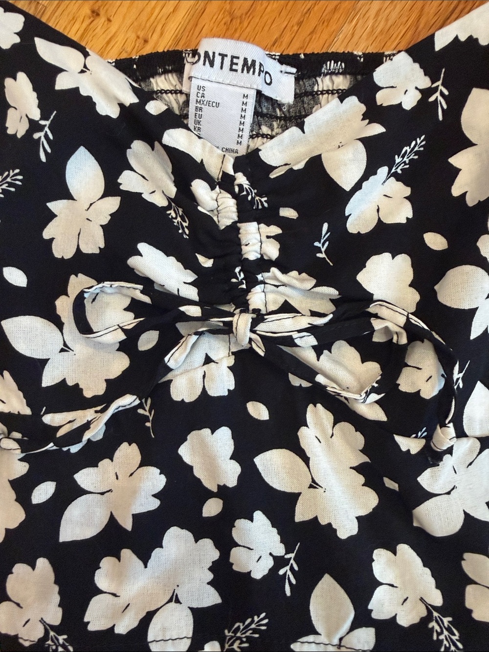 Black Floral Puff-Sleeve Crop Top by NMTNM - Picture 2 of 7